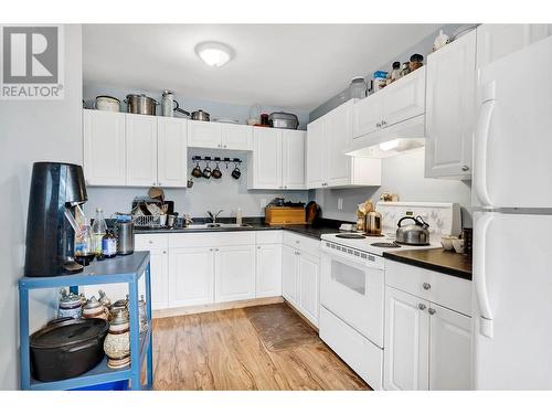 387 Monmouth Drive, Kamloops, BC - Indoor Photo Showing Kitchen With Double Sink