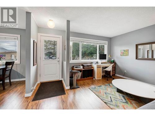 387 Monmouth Drive, Kamloops, BC - Indoor Photo Showing Living Room