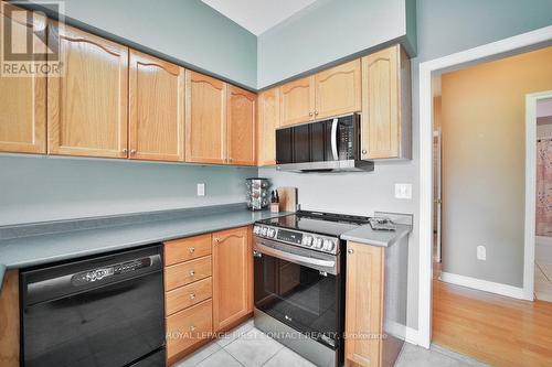 10 Tropicana Gardens, Brampton, ON - Indoor Photo Showing Kitchen