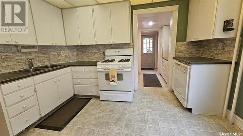 230 3Rd Avenue Nw, Swift Current, SK - Indoor Photo Showing Kitchen With Double Sink