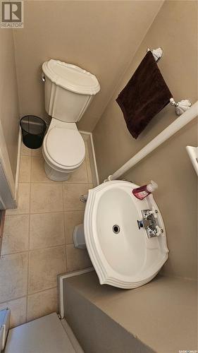 230 3Rd Avenue Nw, Swift Current, SK - Indoor Photo Showing Bathroom