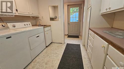 230 3Rd Avenue Nw, Swift Current, SK - Indoor Photo Showing Laundry Room