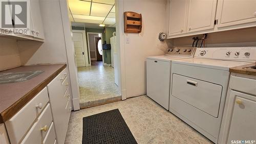 230 3Rd Avenue Nw, Swift Current, SK - Indoor Photo Showing Laundry Room