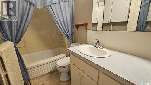 230 3Rd Avenue Nw, Swift Current, SK - Indoor Photo Showing Bathroom