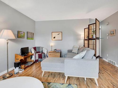 387 Monmouth Drive, Kamloops, BC - Indoor Photo Showing Living Room