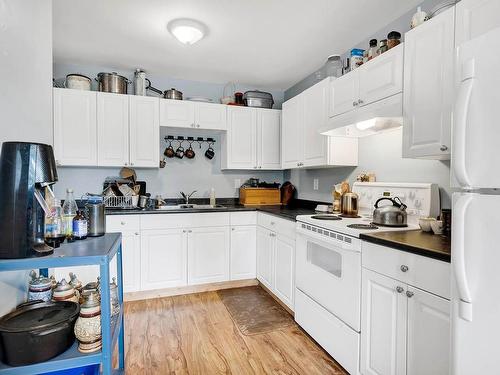 387 Monmouth Drive, Kamloops, BC - Indoor Photo Showing Kitchen With Double Sink