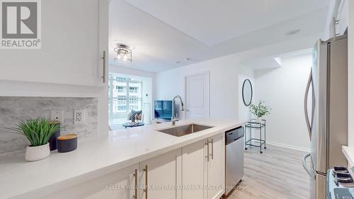 741 - 38 Grand Magazine Street, Toronto (Niagara), ON - Indoor Photo Showing Kitchen With Upgraded Kitchen