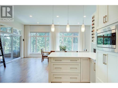 4048 Gallaghers Terrace, Kelowna, BC - Indoor Photo Showing Kitchen With Upgraded Kitchen