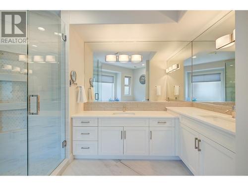 4048 Gallaghers Terrace, Kelowna, BC - Indoor Photo Showing Bathroom