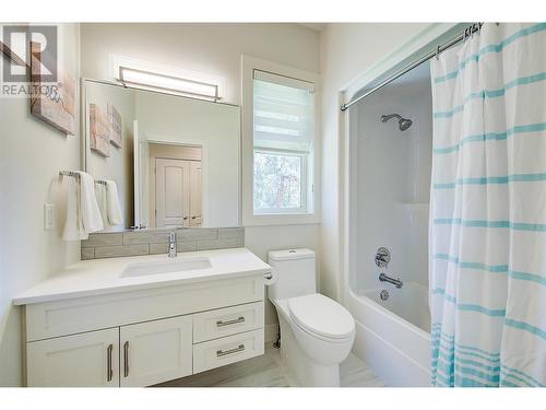 4048 Gallaghers Terrace, Kelowna, BC - Indoor Photo Showing Bathroom