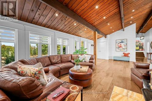 9256 First Line, Milton (Nassagaweya), ON - Indoor Photo Showing Living Room