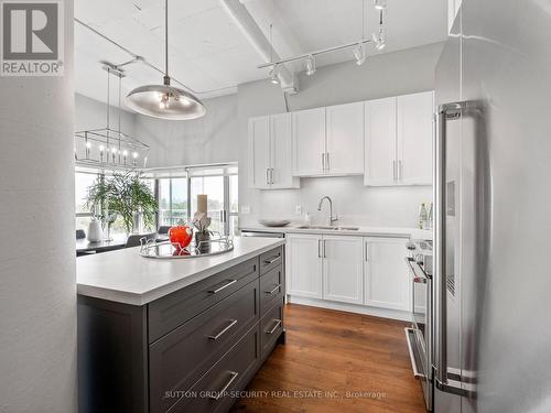 606 - 2 Fieldway Road, Toronto (Islington-City Centre West), ON - Indoor Photo Showing Kitchen With Upgraded Kitchen