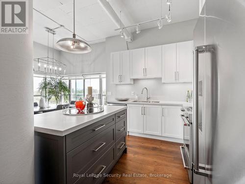 606 - 2 Fieldway Road, Toronto, ON - Indoor Photo Showing Kitchen With Upgraded Kitchen