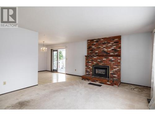 2802 Glenmount Court, West Kelowna, BC - Indoor Photo Showing Living Room With Fireplace