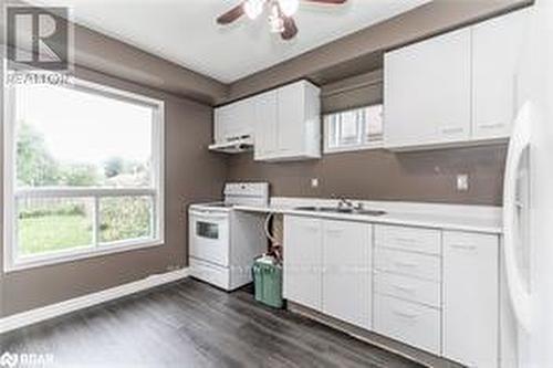 43 Laidlaw Drive, Barrie, ON - Indoor Photo Showing Kitchen