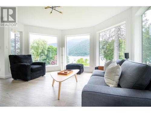 4161 Heroux  Road, Nelson, BC - Indoor Photo Showing Living Room