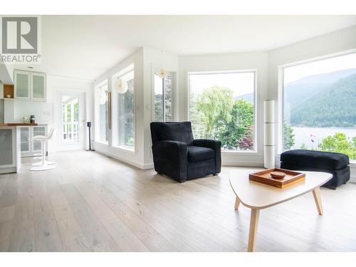 4161 Heroux  Road, Nelson, BC - Indoor Photo Showing Living Room