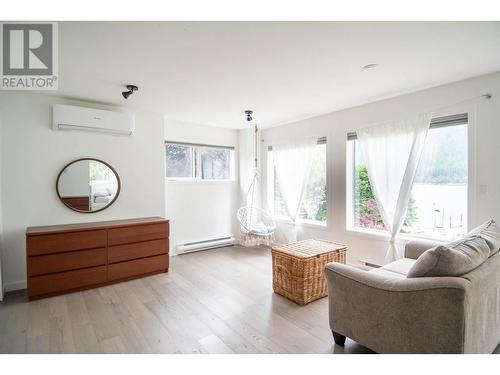 4161 Heroux  Road, Nelson, BC - Indoor Photo Showing Living Room