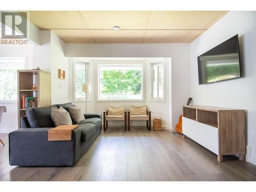 4161 Heroux  Road, Nelson, BC - Indoor Photo Showing Living Room