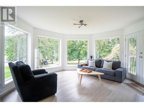 4161 Heroux  Road, Nelson, BC - Indoor Photo Showing Living Room