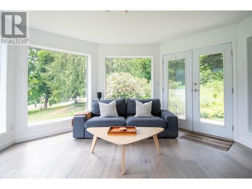 4161 Heroux  Road, Nelson, BC - Indoor Photo Showing Living Room