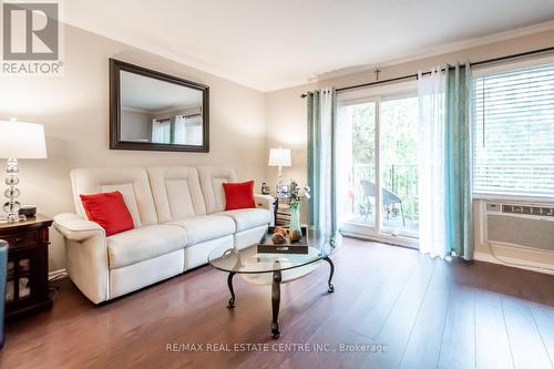 105 - 6 Niagara Street, Grimsby, ON - Indoor Photo Showing Living Room