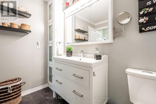 105 - 6 Niagara Street, Grimsby, ON - Indoor Photo Showing Bathroom