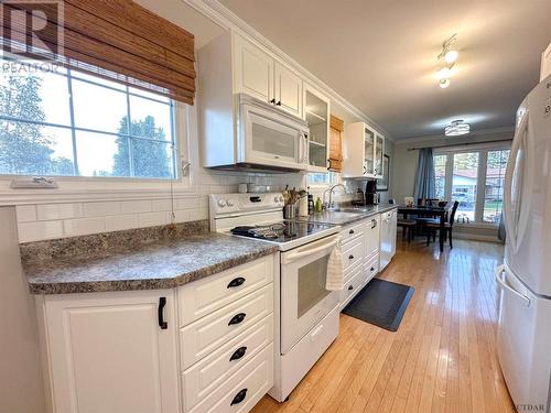 7 Elm St, Iroquois Falls, ON - Indoor Photo Showing Kitchen