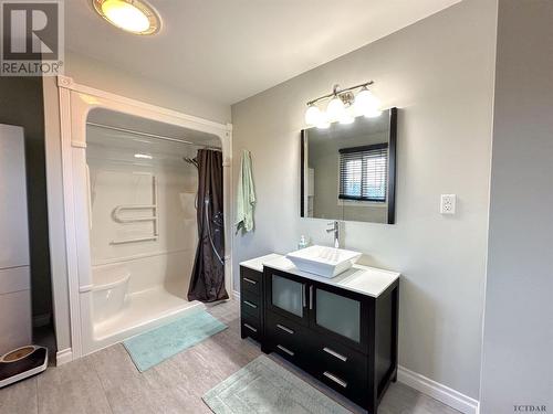 7 Elm St, Iroquois Falls, ON - Indoor Photo Showing Bathroom