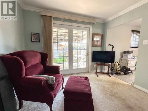 7 Elm St, Iroquois Falls, ON - Indoor Photo Showing Living Room