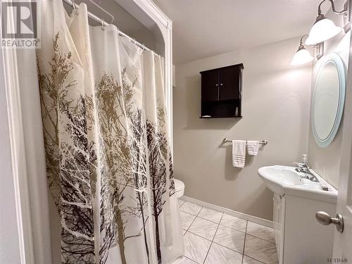 7 Elm St, Iroquois Falls, ON - Indoor Photo Showing Bathroom