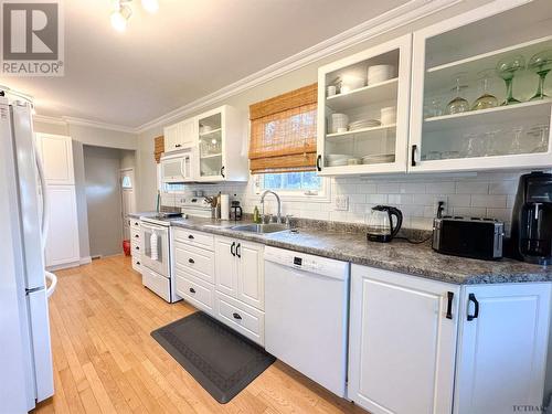 7 Elm St, Iroquois Falls, ON - Indoor Photo Showing Kitchen