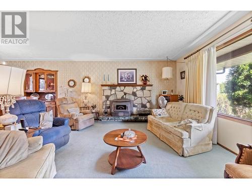 4314 Lakeshore Road, Kelowna, BC - Indoor Photo Showing Living Room With Fireplace