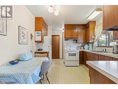 4314 Lakeshore Road, Kelowna, BC - Indoor Photo Showing Kitchen