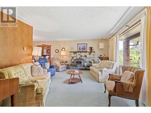 4314 Lakeshore Road, Kelowna, BC - Indoor Photo Showing Living Room With Fireplace