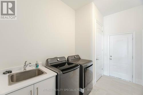 98 Raspberry Ridge Avenue, Caledon, ON - Indoor Photo Showing Laundry Room