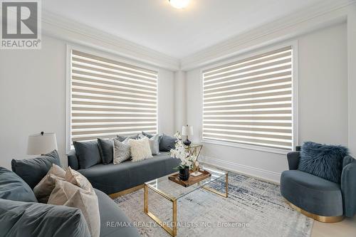 98 Raspberry Ridge Avenue, Caledon, ON - Indoor Photo Showing Living Room