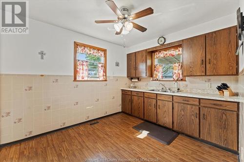 1546 Arthur, Windsor, ON - Indoor Photo Showing Kitchen With Double Sink