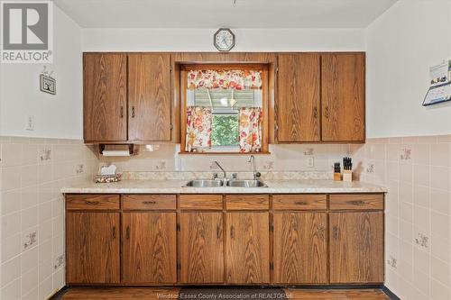 1546 Arthur, Windsor, ON - Indoor Photo Showing Kitchen With Double Sink