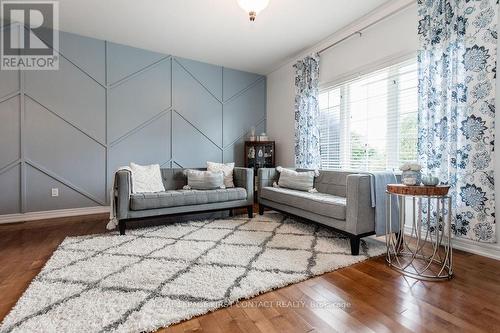 31 Vanderpost Crescent, Essa (Thornton), ON - Indoor Photo Showing Living Room