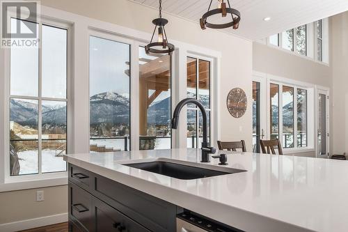 655 Taynton  Drive, Invermere, BC - Indoor Photo Showing Kitchen With Upgraded Kitchen