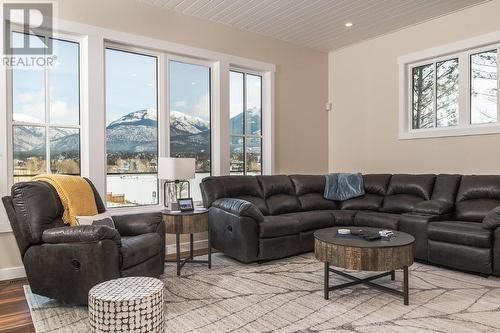 655 Taynton  Drive, Invermere, BC - Indoor Photo Showing Living Room