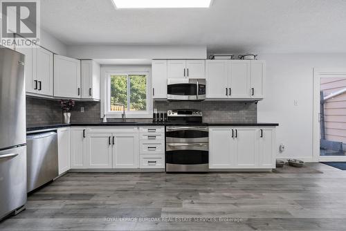 2 - 2185 Fairchild Boulevard, Burlington, ON - Indoor Photo Showing Kitchen