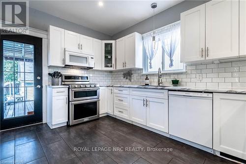 406 King Street, Port Colborne, ON - Indoor Photo Showing Kitchen With Upgraded Kitchen