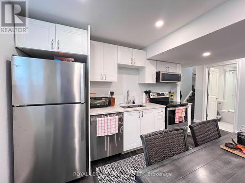 321 Carriage Way, Waterloo, ON - Indoor Photo Showing Kitchen With Double Sink