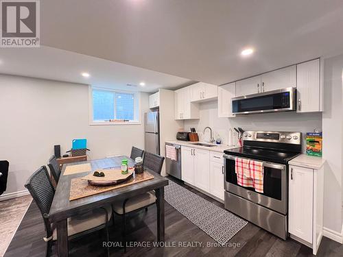 321 Carriage Way, Waterloo, ON - Indoor Photo Showing Kitchen