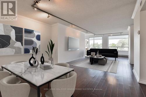 401 - 1177 Yonge Street, Toronto (Rosedale-Moore Park), ON - Indoor Photo Showing Living Room