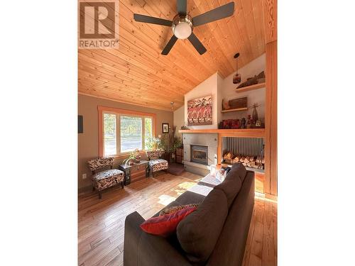 882 Rotary  Drive, Kimberley, BC - Indoor Photo Showing Living Room With Fireplace