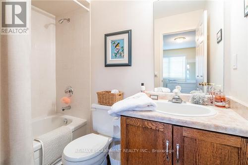 32 - 2025 Cleaver Avenue, Burlington, ON - Indoor Photo Showing Bathroom