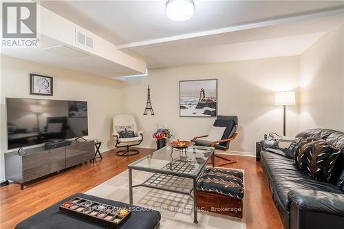 32 - 2025 Cleaver Avenue, Burlington (Headon), ON - Indoor Photo Showing Living Room